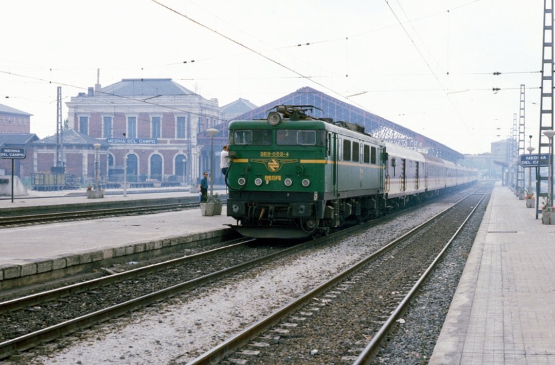 La Japonesa 269.082 verde remolcando el Rápido Salamanca>Bilbao>Hendaya en la estación de Medina del Campo septiembre de 1989. Foto: Ter.P.Hautz #EuropaTren #instarailtren #Renfe #TrenesDiurnos #Rapidos #CastillayLeon