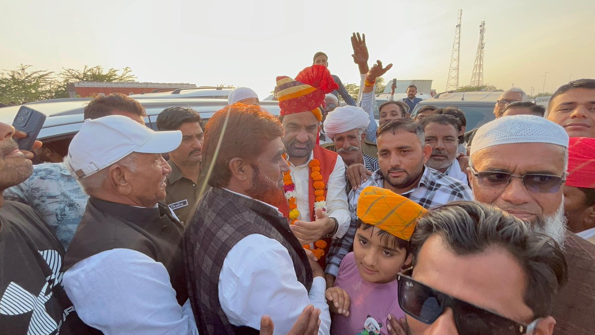 office_hb's tweet image. आज जोधपुर से बिलाड़ा जाते समय कापरड़ा में स्थानीय नागरिकों,पार्टी परिवार के सदस्यों ने RLP के राष्ट्रीय अध्यक्ष व नागौर सांसद श्री हनुमान बेनीवाल जी का स्वागत किया |
@hanumanbeniwal