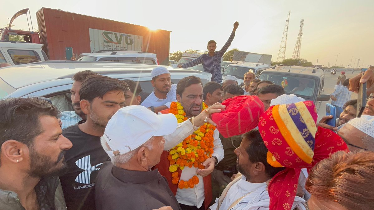 office_hb's tweet image. आज जोधपुर से बिलाड़ा जाते समय कापरड़ा में स्थानीय नागरिकों,पार्टी परिवार के सदस्यों ने RLP के राष्ट्रीय अध्यक्ष व नागौर सांसद श्री हनुमान बेनीवाल जी का स्वागत किया |
@hanumanbeniwal
