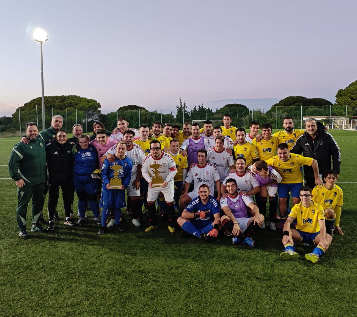 Fundacion1890's tweet photo. ⚪️🔴El #SevillaFCGenuine gana el #TrofeoCarranzaGenuine contra @Cadiz_Fundacion.

🏆¡Felicidades, chavales! 🥳

#DíaInternacionalDeLasPersonasConDiscapacidad 🫂

#Fundación1890 #SomosDeTodos https://t.co/jVW3PyoMq9