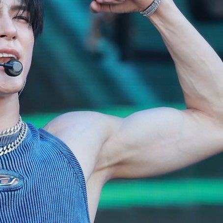 orquideaaas's tweet image. Me salió un tiktok de alguien hablando de axilas del kpop y dijo que literalmente las de jeno son las mejores 😍 y no mintió se la chupaba toda