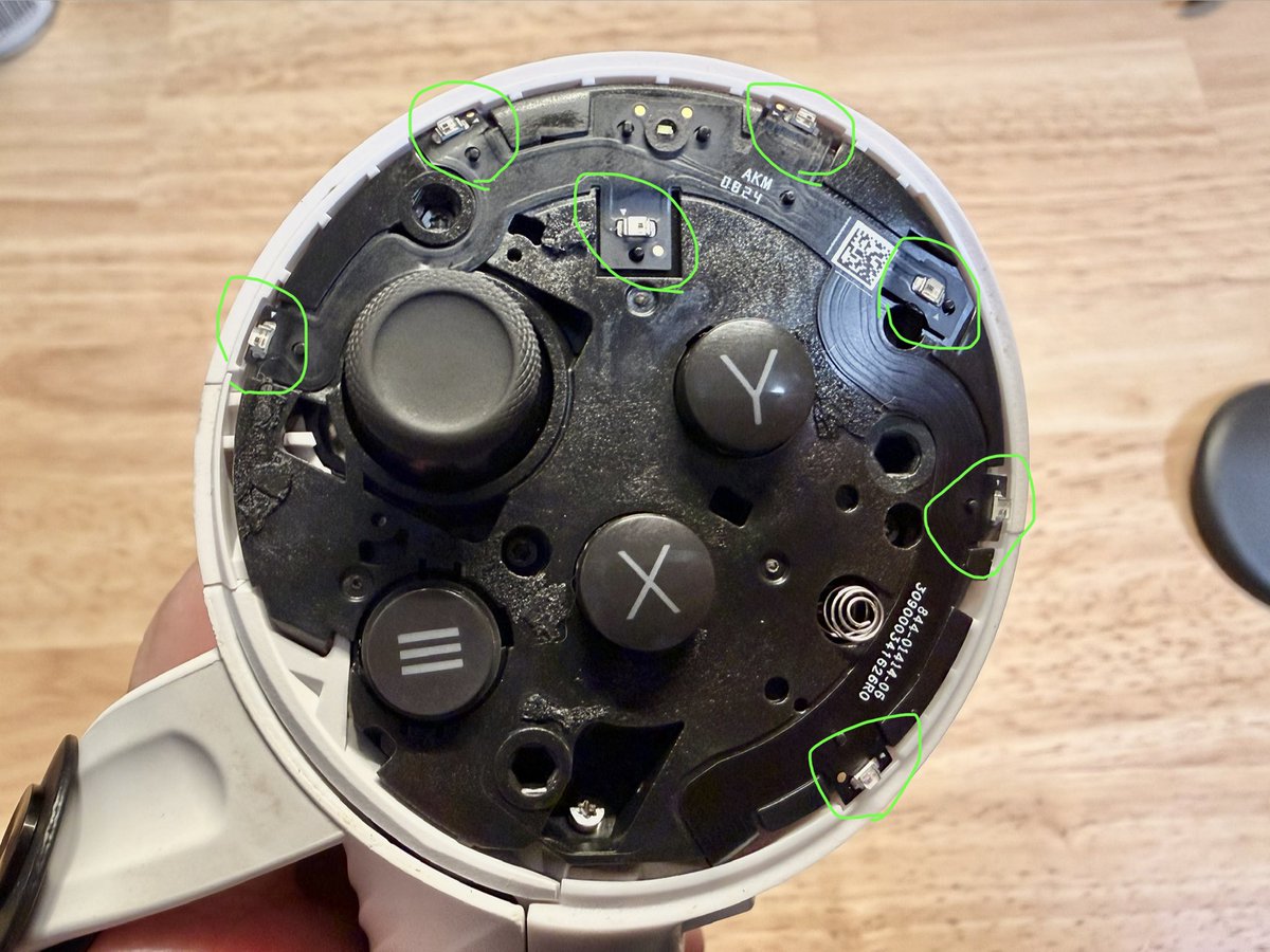 とりあえずドリフトは無事に直りました。

自分で直してみたい人への助言としては、
コントローラーを開ける時、ボタン類がある黒い筐体は両面テープで貼ってあるだけで、
ギターピックみたいな薄い板で隙間を作って、ナイフでテープを切り離す必要があります。