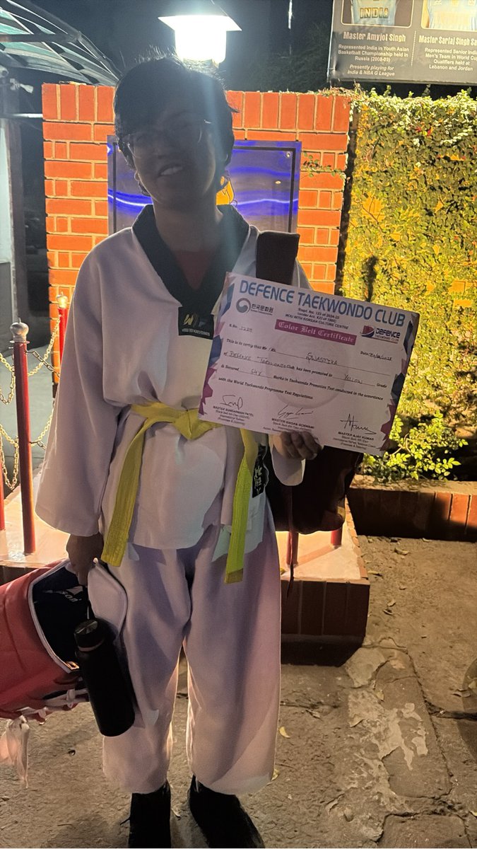 TundwalYashasvi's tweet image. आज एक और कदम आगे बढ़ाया।
मेरी बेटी ने अपना बेल्ट एग्ज़ाम सफलतापूर्वक पास किया।
इस उपलब्धि के पीछे आचार्य जी की अमूल्य शिक्षाएँ और मार्गदर्शन है।
उनकी सीख ने उसमें अनुशासन, साहस और निरंतरता का भाव जगाया है।

Thank you so much sir 🙏

#AcharyaPrashant #Parenting #Sports

Posted by…