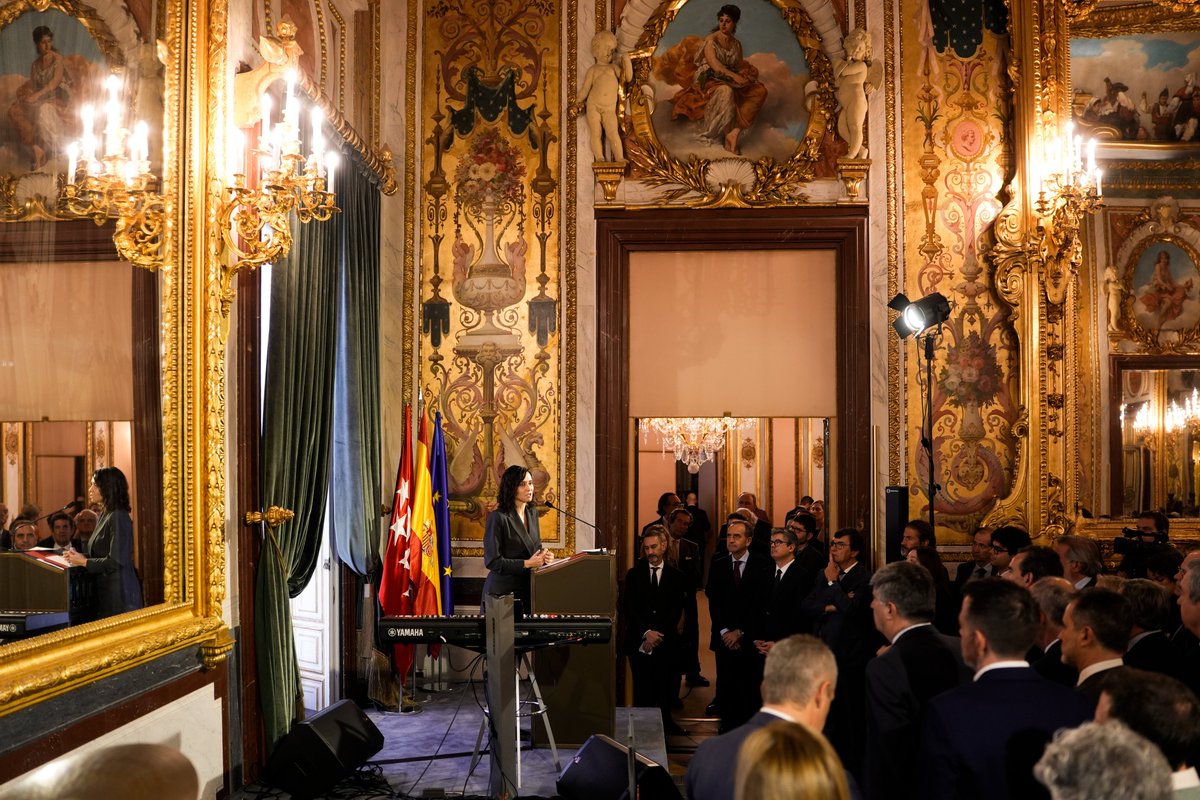 ComunidadMadrid's tweet image. 🔴 La presidenta @IdiazAyuso ha participado en el Encuentro Club Cámara, organizado por la @CamaradeMadrid.

👉 Ha destacado la capacidad de atracción de empresas de la región, &quot;un lugar alegre, con las calles llenas de vida” y una Administración &quot;que no intenta imponer”.