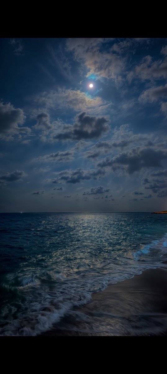 "من يدبر أمر ملايين الكواكب والمجرات بمداها الكبير 🪐
قادر على -أمنياتك- قادر على أن يغيّر حالك في لمح البصر، فوض أمورك إلى الله وهو حسبك، إذا أمر أمرًا نَفَذ، وإذا قضى قضاءً وقع.. قدرة الله لا مانع لها، قدرته فوق كل شيء، وهو وحده -قاضي- الحاجات -سبحانه-".