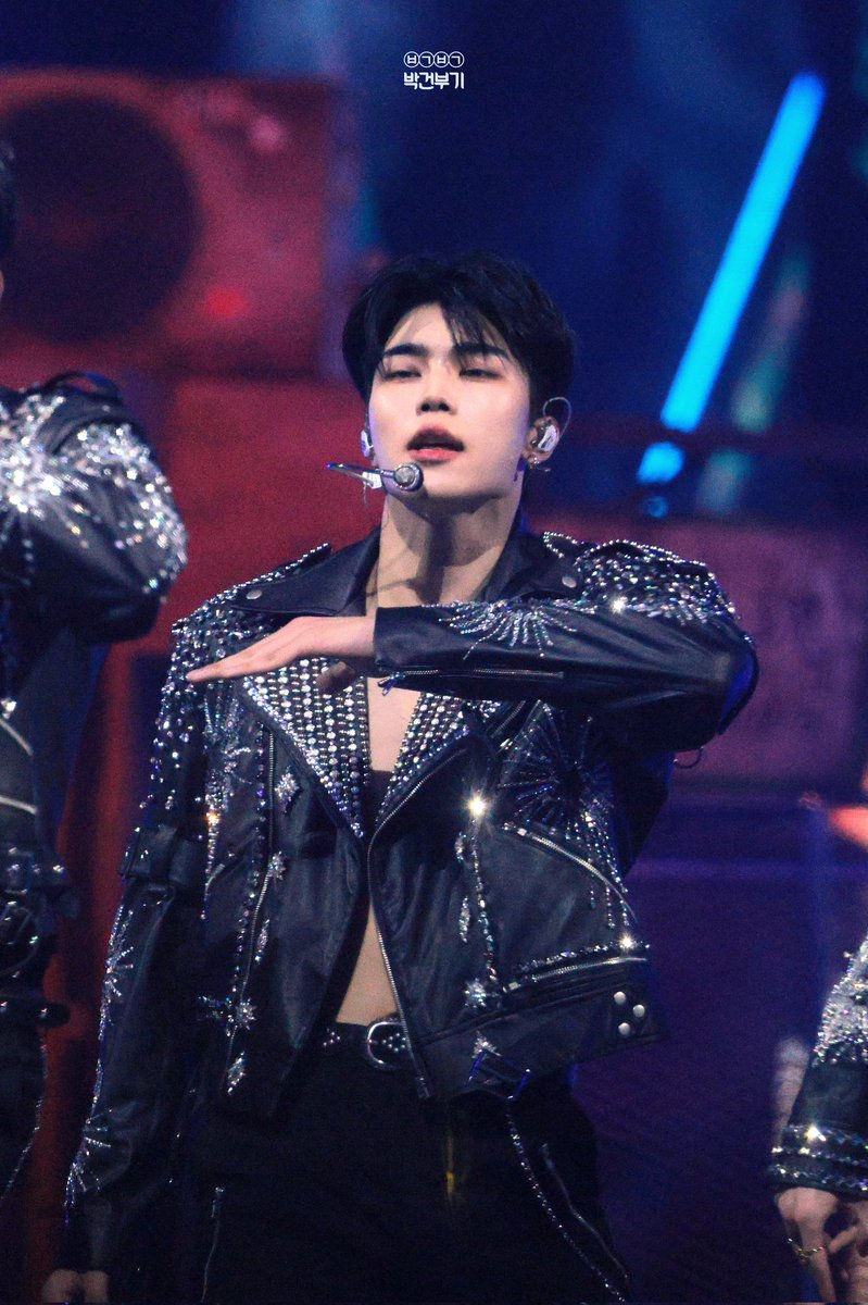 251129 MAMA 박건욱 상탈

하.. 이남자 정말
#박건욱 #ZEROBASEONE #ZB1  #제베원 #제로베이스원 #2025MAMA #MAMAAWARDS #박건욱상탈