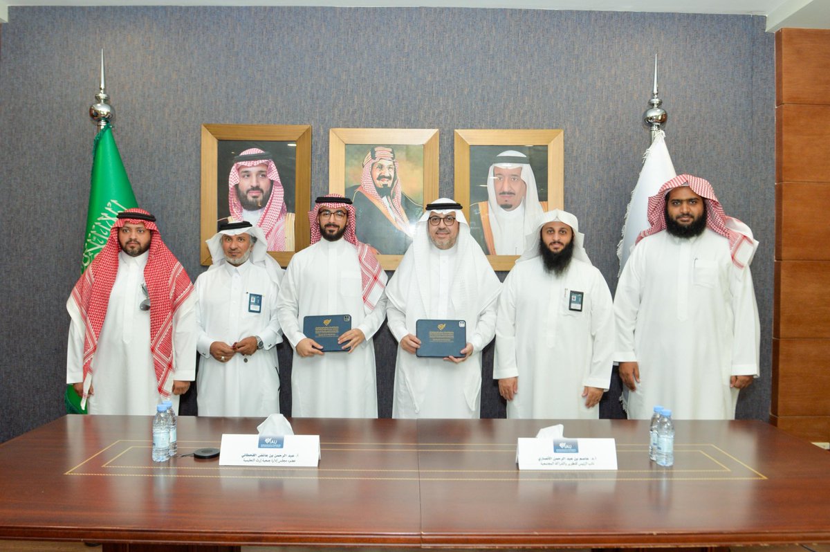 وقّعت #جامعة_الإمام_عبدالرحمن_بن_فيصل ، ممثلةً بكلية الشريعة والقانون، مذكرةَ تفاهمٍ مع جمعية إرث التعليمية، بهدف تعزيز التأهيل العلمي والمهاري لطالبات كلية الشريعة والقانون، ورفع مستوى التمكّن المعرفي وبناء المهارات الشرعية بما ينعكس أثره على خدمة المجتمع.

وقّع المذكرةَ من