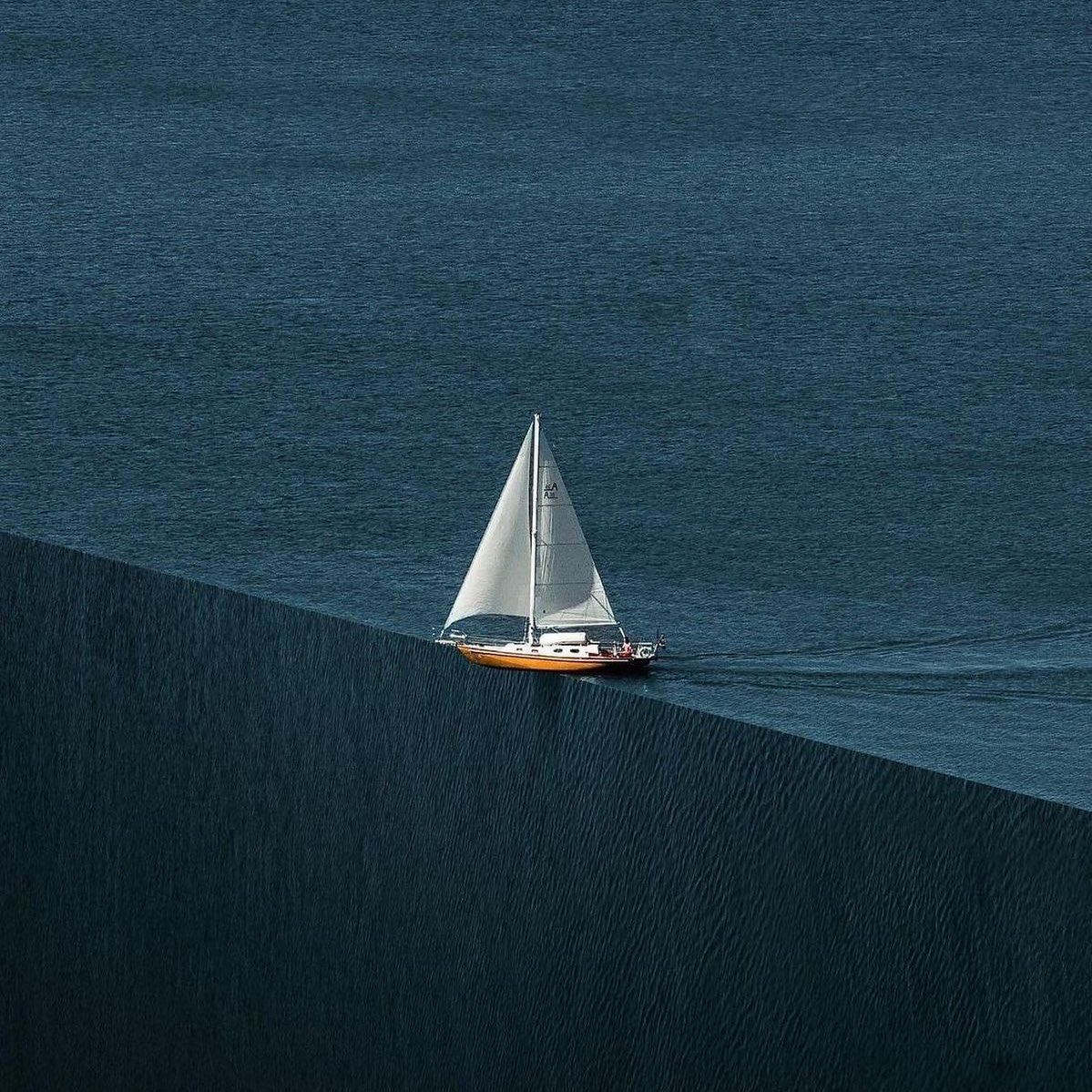 Hepimiz farklı gemilerle gelmiş olabiliriz ama artık aynı teknedeyiz.

Martin Luther King Jr.
