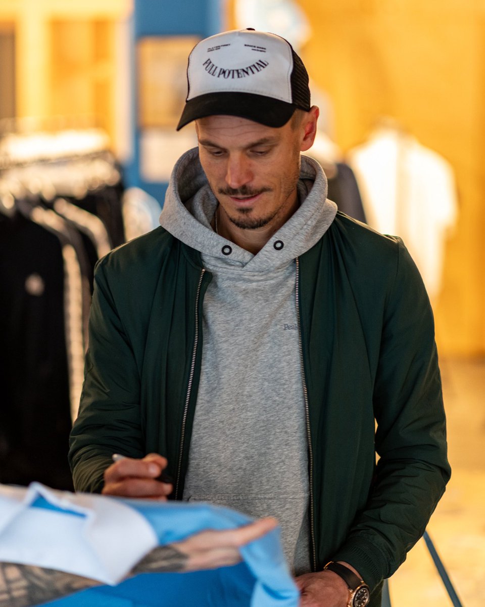 Supporterhuset's tweet image. VINN MIG!

Swisha 100:-/ lott till 123 397 30 62 och var med i utlottningen av denna MR9-signerade trackjacket (large)!

Vinnare dras den 11/12!