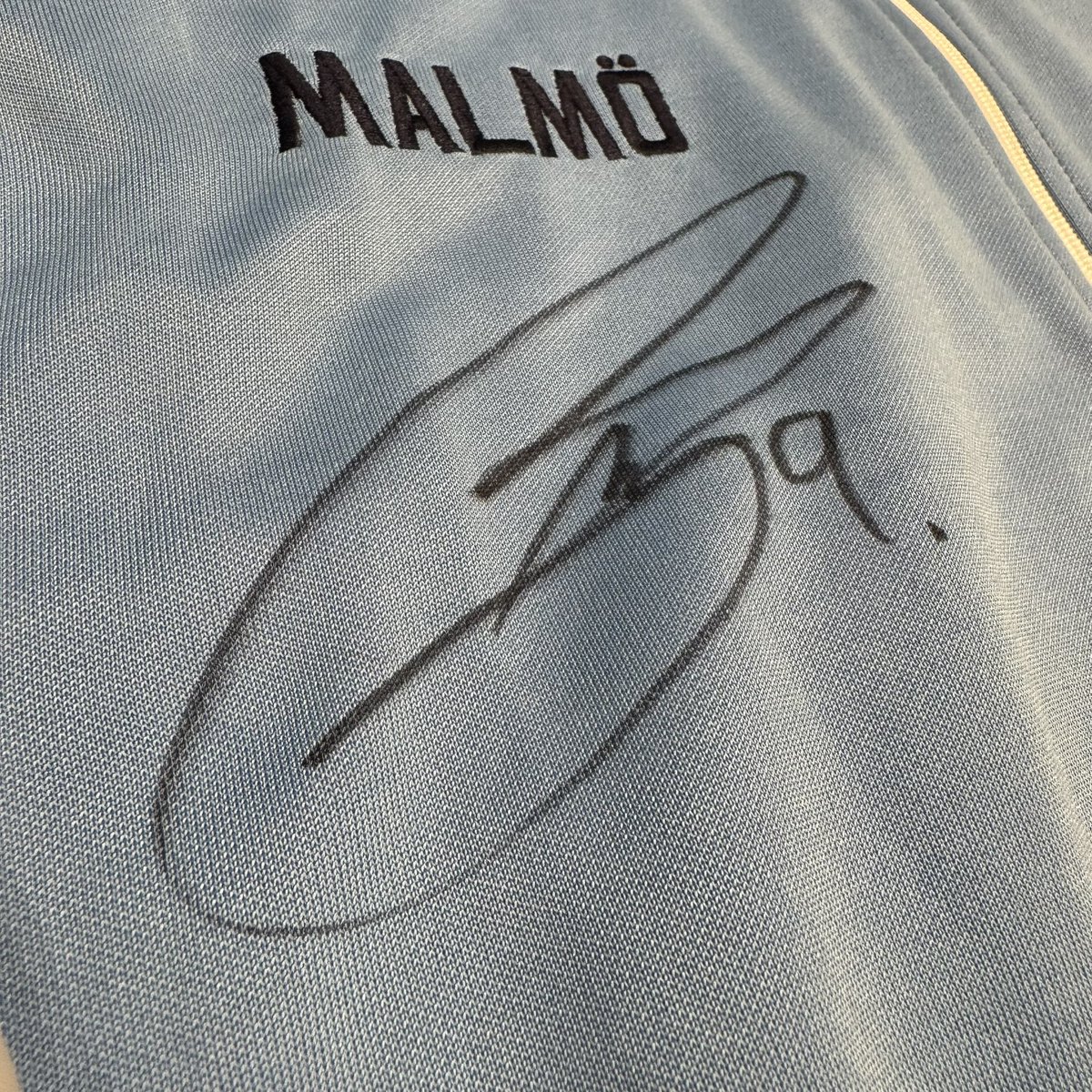 Supporterhuset's tweet image. VINN MIG!

Swisha 100:-/ lott till 123 397 30 62 och var med i utlottningen av denna MR9-signerade trackjacket (large)!

Vinnare dras den 11/12!