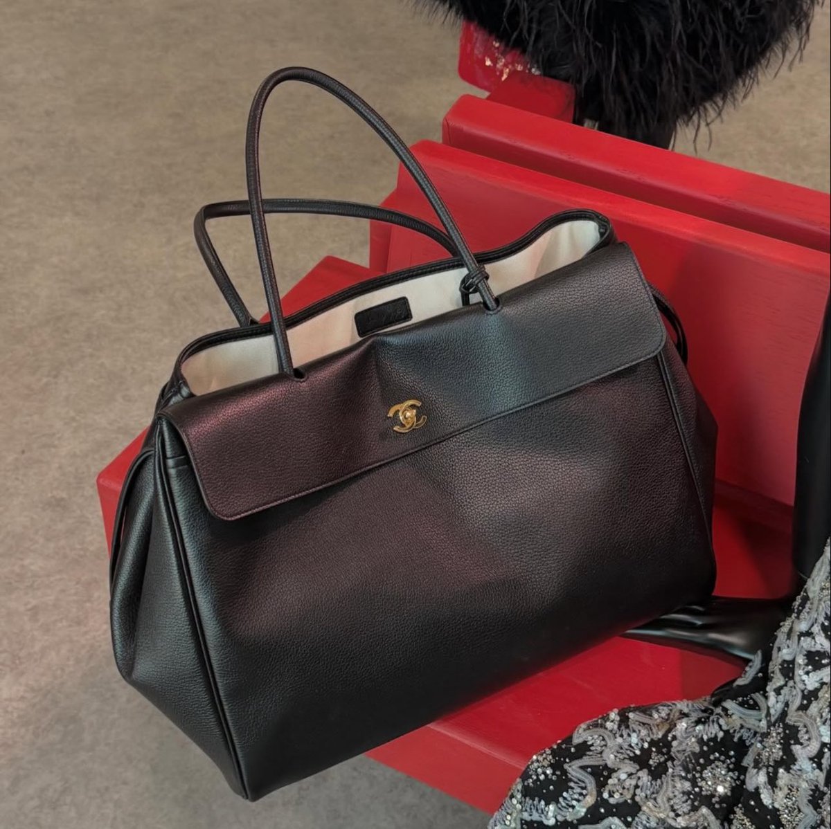 8th_month's tweet photo. 憧れのハイエンドお仕事バッグThe Row Margaux15の強力なライバルがChanelから登場。 https://t.co/lyYl1f34tE