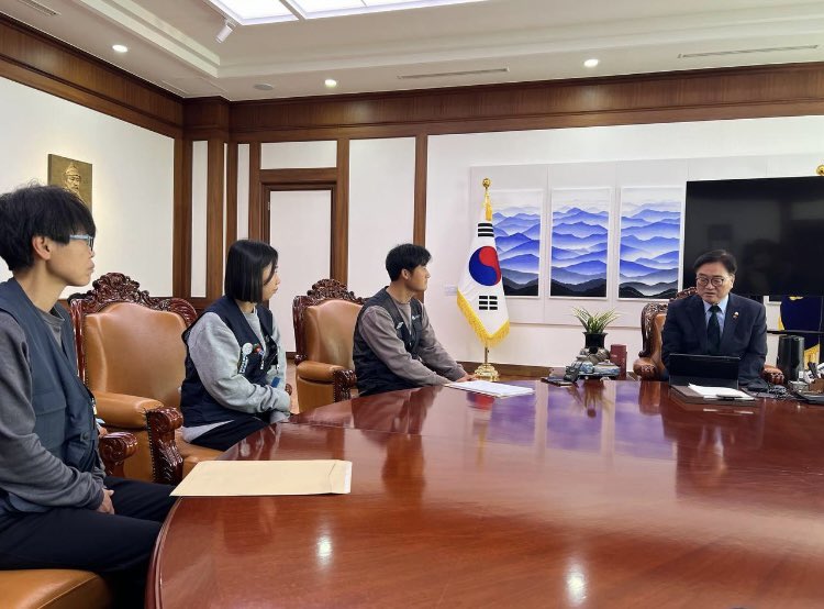 1년 전
옵티칼 노동자들이 우원식 국회의장을 만났고
해결을 위해 노력하겠다는 약속에
이제야 해결이 되는구나 설레며
집에 왔는데 그날밤 계엄이 터졌고
그 약속을 했던 정권으로 바뀐지 반년.
당정대가 다 약속을 했건만
약속은 아직 지켜지지 않았다.
정청래대표+김영훈장관+대통령실약속97일