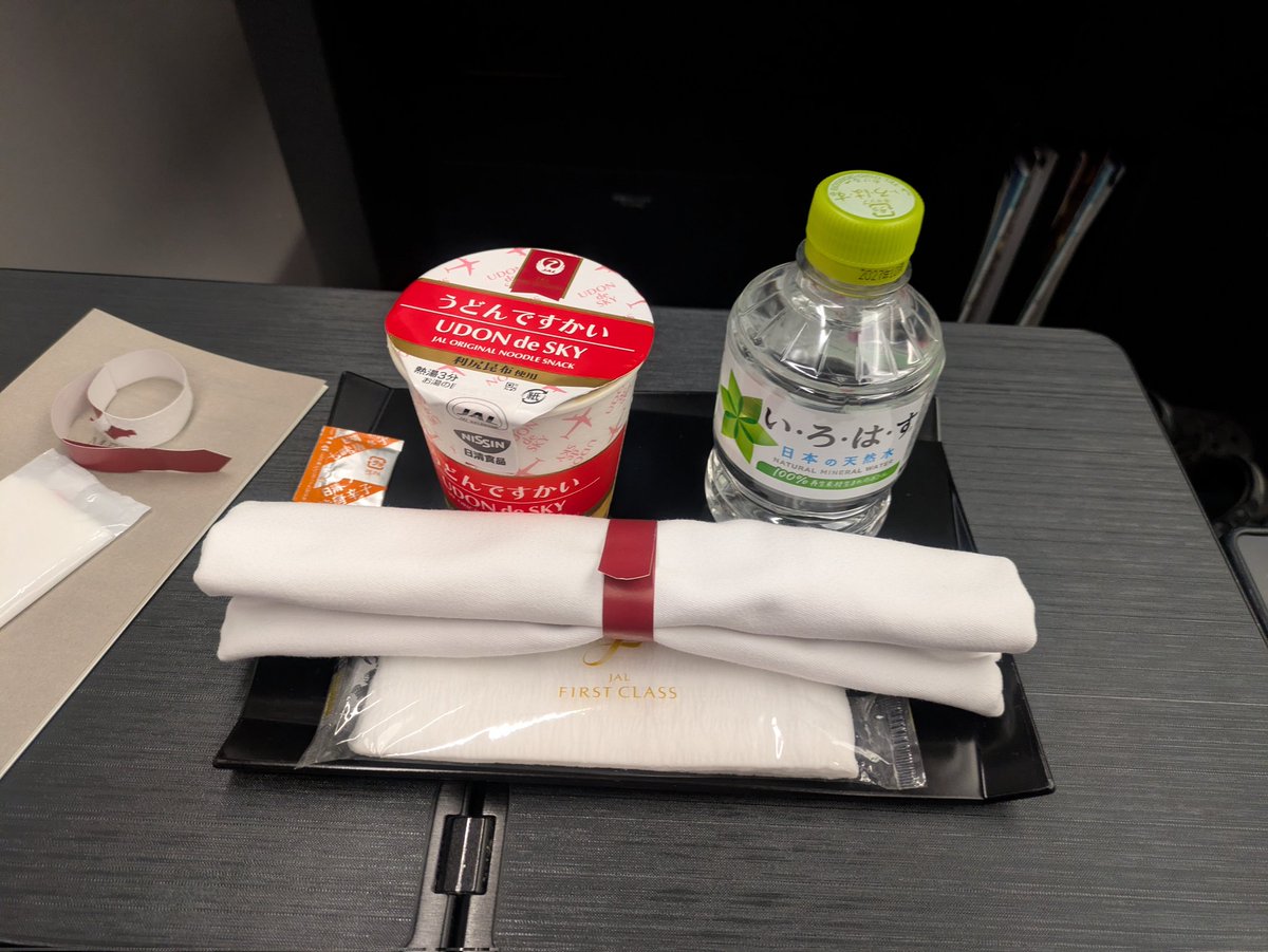 JAL国内線ファーストクラス、驚いたのは食後に「うどんですかい」とお