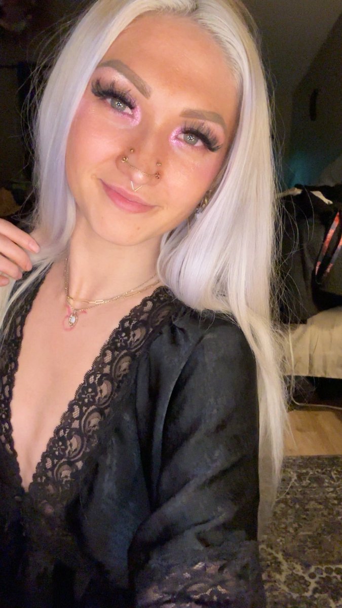 KTkush420's tweet photo. good evening everyone 😈 comment if you think Im pretty 🤭😘 https://t.co/GSmnPuSElL