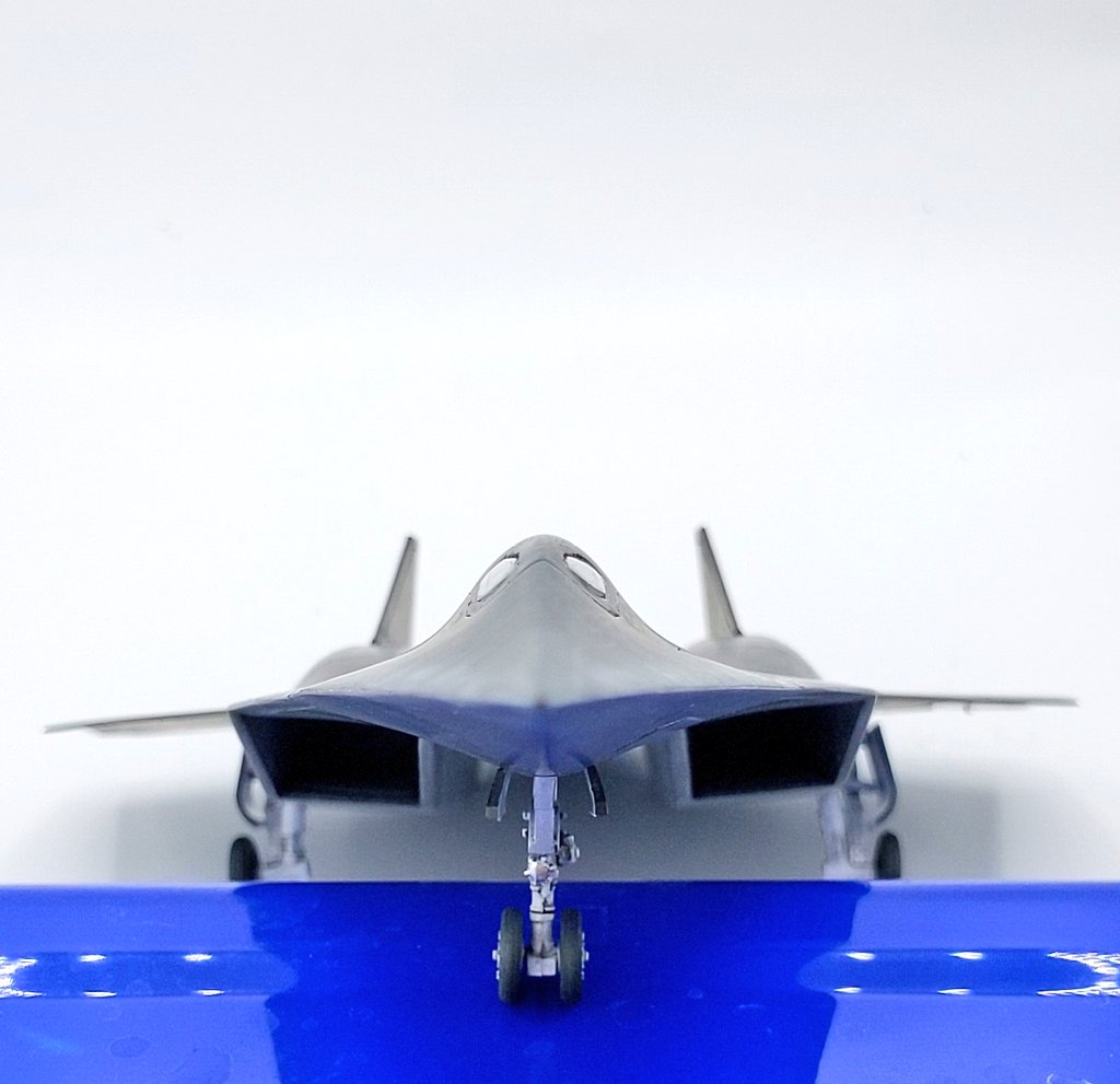 ダークスターを真正面から見たときに、VF-4とかYF-21を連想したマクロス好きは私だけはないはずだ