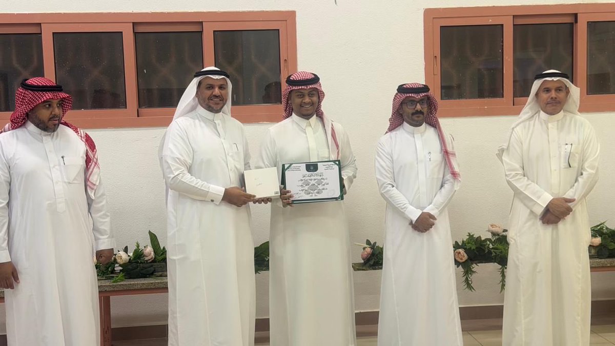 جانب من تكريم اعضاء نادي الهندسة و الحاسبات بالليث للمشاركة في تنظيم بطولة دوري كليات محافظة الليث لكرة القدم.

#جامعه_ام_القري 
#كلية_الهندسة_والحاسبات_بالليث