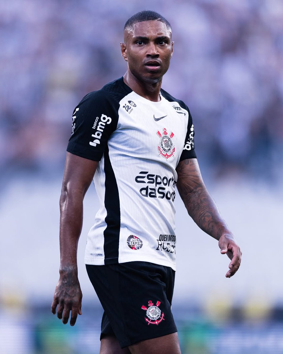 Se esse rapaz não tivesse sido preguiçoso ao longo da carreira, teria jogado no Real Madrid.

É muita qualidade no mesmo jogador.

Sou fã demais.