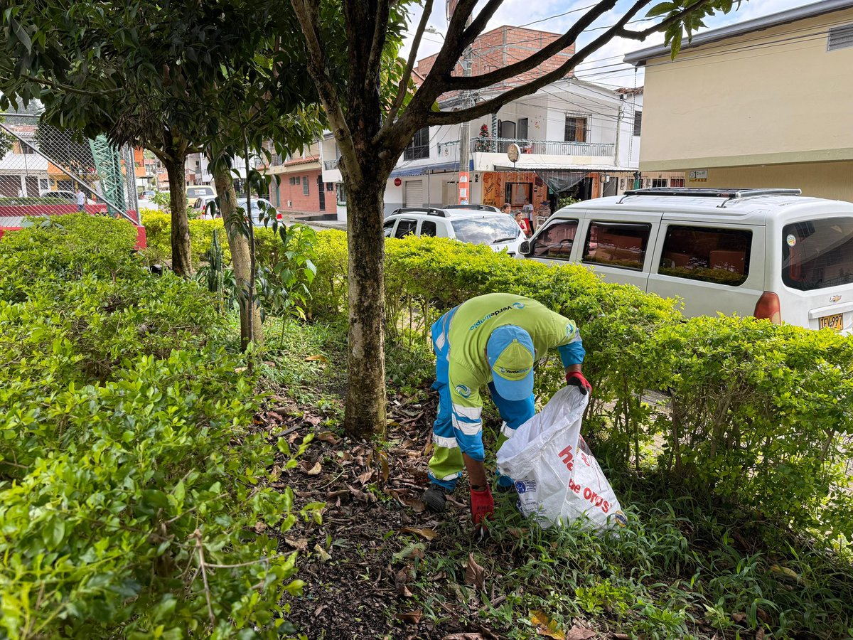 Desde la Secretaría de Medio Ambiente y Hábitat, junto a VerdeLimpio y las cooperativas de reciclaje, realizamos una jornada de limpieza en el barrio El Porvenir, Sector La Tercera Etapa. 

Seguimos construyendo un territorio más ordenado, responsable y consciente. 💚🏡✨