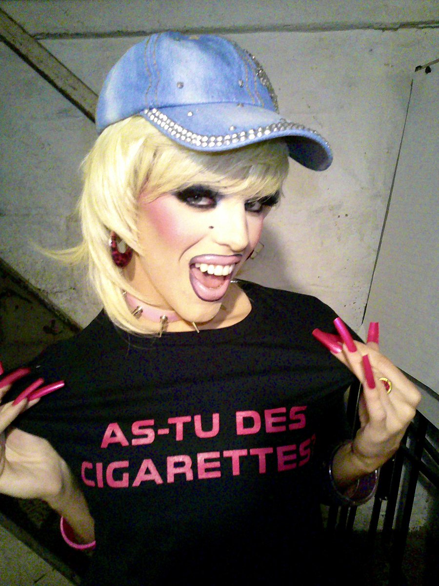 elfbar nachfüll pod läuft aus And we restocked T-shirts “AS-TU DES CIGARETTES” and “ES-TU GAY” just in  time for the holidays💋😏 link in bio besties 😘