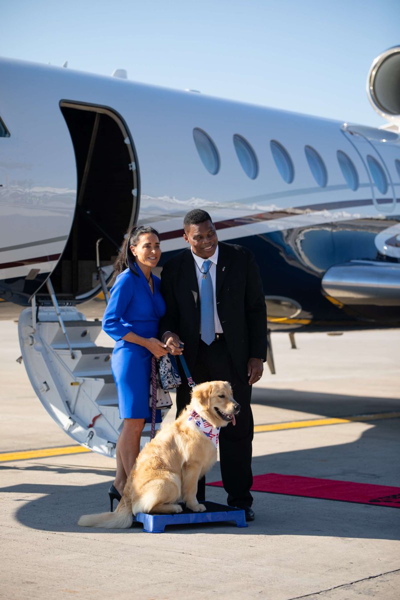 USEmbassyNassau's tweet image. This afternoon, at 2:30 pm, Chargé d’affaires Kimberly Furnish handed the ball to incoming Ambassador-Designate Herschel Walker. Embassy Nassau is delighted to welcome Amb. Walker, Mrs. Julie Walker, and Duke. Amb. Walker will present his credentials to the Governor General next…