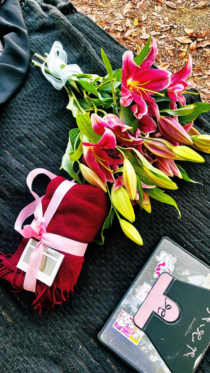 أنا أكثر شخص محظوظ
جبت لها سويتر عشان ال3dec ولقيتها جايبتلي ورد بدون مناسبه🥺!!!