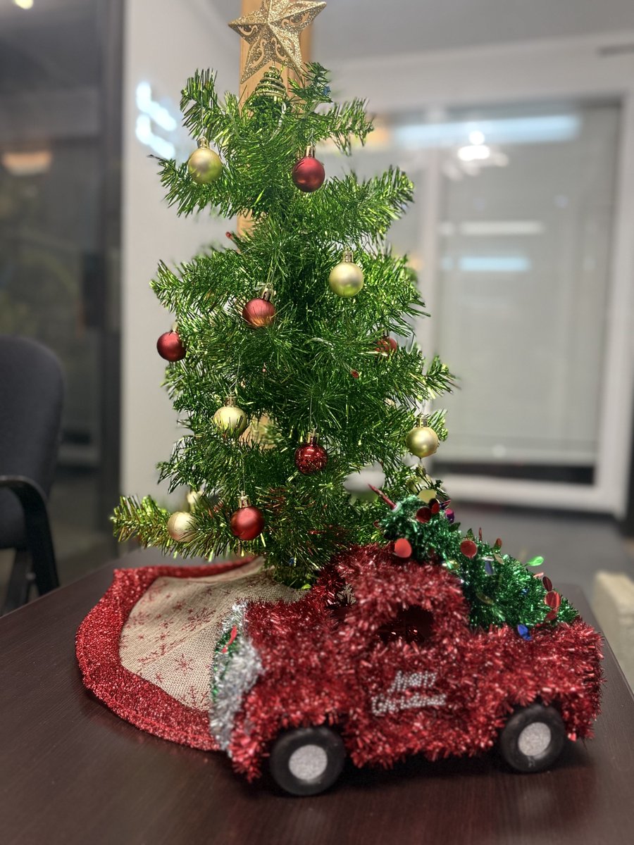 image360NB's tweet photo. Office decorating has begun! 🎄✨

#newberlin #waukeshacounty #milwaukeecounty #image360newberlin #signage #displays #sign #windowgraphics #vinylgraphics #vinylwrap #sticker #decal #branding #marketing #storefrontsignage #localcompany #localbusiness #printdesign #graphicdesign https://t.co/moicOAnoHw