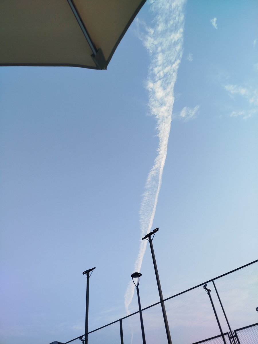 andreaycarl's tweet photo. Que es esto en el cielo https://t.co/MfB7nT4oJF