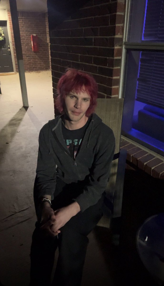 JB_JuneBug's tweet image. my car broke down and im cold