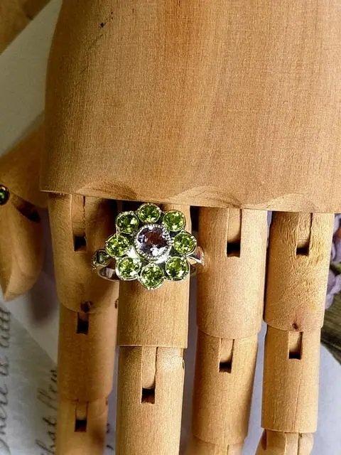 アメジストとペリドットの指輪は優しい色合い。華やかだけど派手すぎないバランスです🌼　#ハンドメイド好きさんと繋がりたい　#ハンドメイド好きな人と繋がりたい　#ハンドメイドアクセサリー　#ハンドメイド指輪　#ハンドメイドリング　 #minne 
minne.com/items/42641184