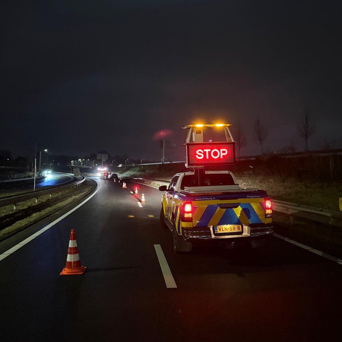 Auto tegen geleiderail op N300 bij Nuth