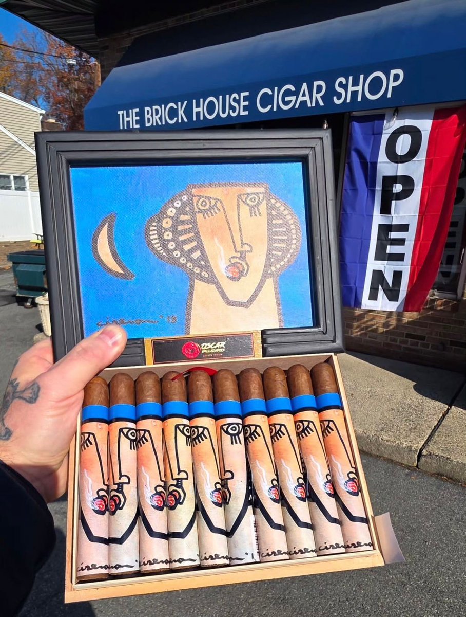 ovcigars's tweet photo. 📸: @ brickhousecigarshop
Taking a moment with a good cigar🔥💨
#ovcigars #oscarcigars #cigaraficionado #botl #sotl #cigartime #cigarlover #lifestyle #cigarlifestyle
#cigarpassion #cigarsnob #cigars https://t.co/ieJimpmXHN