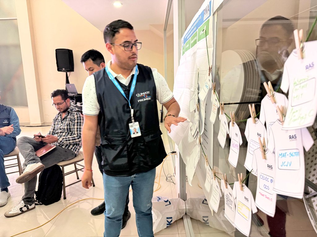 EcuadorMAE's tweet photo. 📍[EN TERRITORIO]

Equipos de esta cartera de Estado, junto a varios ministerios, universidades, empresas públicas, GAD y @PNUDEcuador realizaron una visita técnica en la cuenca del río Coca para recabar información in situ sobre los efectos del cambio climático: incremento en la frecuencia de deslizamientos, inundaciones y brotes de enfermedades transmitidas por vectores en #Napo y #Orellana. 🔍🇪🇨

Durante tres días, la comitiva interinstitucional recorrió puntos estratégicos en estas provincias. También, participó en un taller enmarcado en el #PlanNacionalDeAdaptación, enfocado en la resiliencia climática de la mano con las comunidades locales.

#ElNuevoEcuador