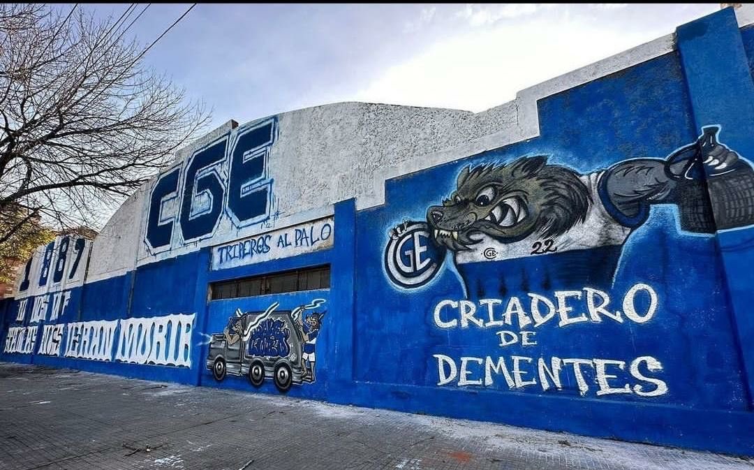 PONGAN UNA PIEDRA CON UNA CAMISETA DE GIMNASIA A JUGAR AL AJEDREZ Y VAMOS A IR A COPAR IGUAL. NO HAY EXPLICACIÓN.