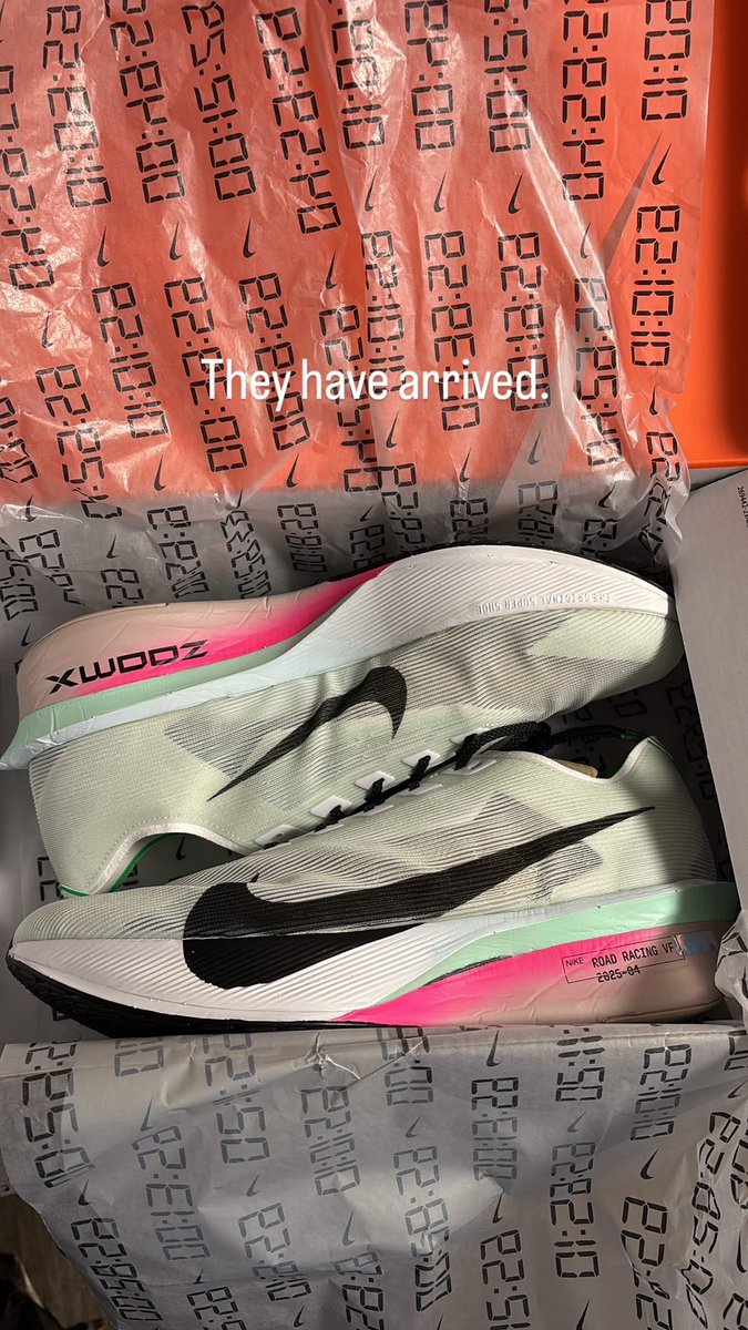 CodyMalan97's tweet photo. Vaporfly 4s arrive from Black Friday sale today. Wear them for today’s tempo run. Easily hold 7:03 pace for first 2 miles and rest 2 mins after. Decide to full send for 1 mile that’s supposed to be at 6:55/mile. Set 21 second PR running 1 mile in 5:37. Thoroughly impressed https://t.co/EyK3kMig6P