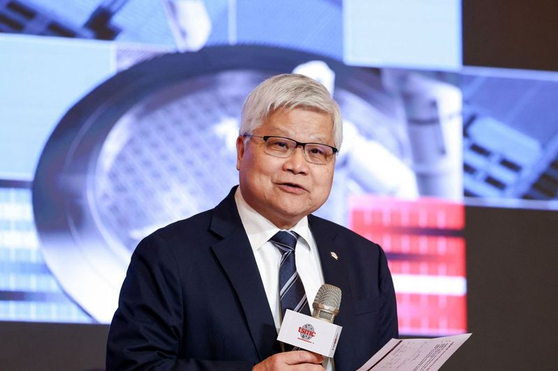 在上周的 SIA 颁奖典礼上，TSMC 董座魏哲家说：

“Not enough, not enough, still not enough.”

 台积电 7nm 以下产能，与客户需求之间差了三倍。
这不光是台积电一家，而是整个半导体产业现状。

先进制程的全球供应者只有三家：

TSMC：>70%市占
三星：良率与生态不足
Intel IFS：18a还在良率爬坡