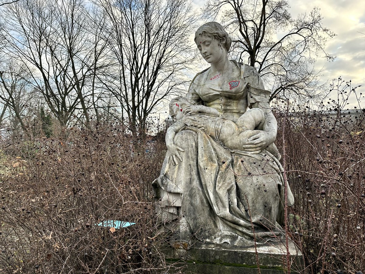 JoachimHesse's tweet image. „In ihren Lungen wohnt ein Aal
Auf meiner Stirn ein Muttermal
Entferne es mit Messers Kuss
Auch wenn ich daran sterben muss“
#DeepShit