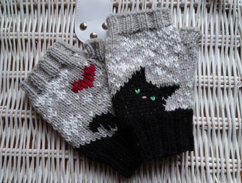 knithacker's tweet image. Knit a Pair of Purrfect Kitten Mittens ... 5 Fun Options! 👉 tinyurl.com/yjh4z39u 😻 #knitting #handmade #giftideas #diy #caturday