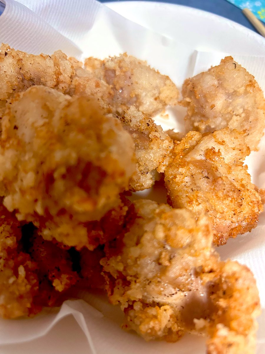 えーと今日頂いた唐揚げがこちらです。
うんめえ！塩唐揚げ！
定期的におかずくるアパート！笑