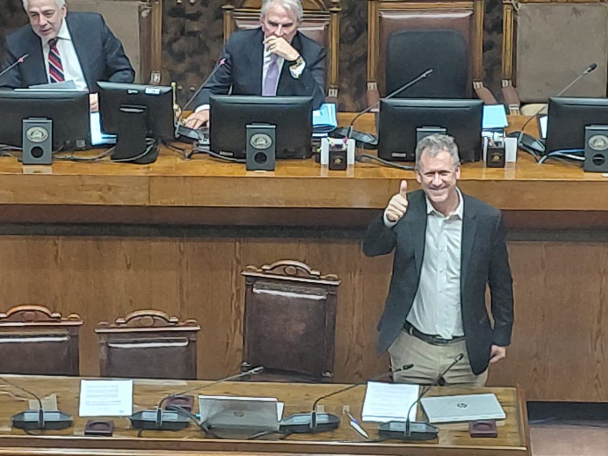 ¡Tremendo paso para seguir avanzando en electromovilidad! 

El Congreso aprobó por unanimidad la ley que por primera vez permitirá  convertir vehículos de combustión interna a eléctricos. Lo haremos con normas ya existentes a nivel internacional que ofrezcan seguridad 🇨🇱

🧵 1/2