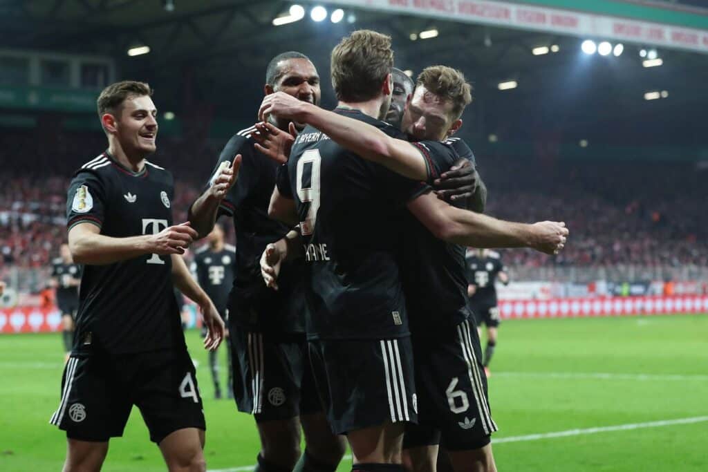 FC Bayern s-a calificat în sferturile de finală ale DFB-Pokal. Bavarezii au câștigat miercuri seara un meci electrizant în deplasare la Union Berlin, scor 3:2. #fcbayern #fcufcb #miasanmia #packmas #DFBPokal 

fcbayern.ro/2025/12/04/bay…