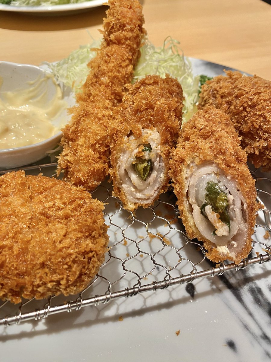 sumahon123's tweet photo. ランチでとんかつ食べた～♡4種ミックスフライ定食♩♩♩✮*｡ﾟ巻きかつは梅しそにしたよ～♡ https://t.co/uEHLLNpPUX
