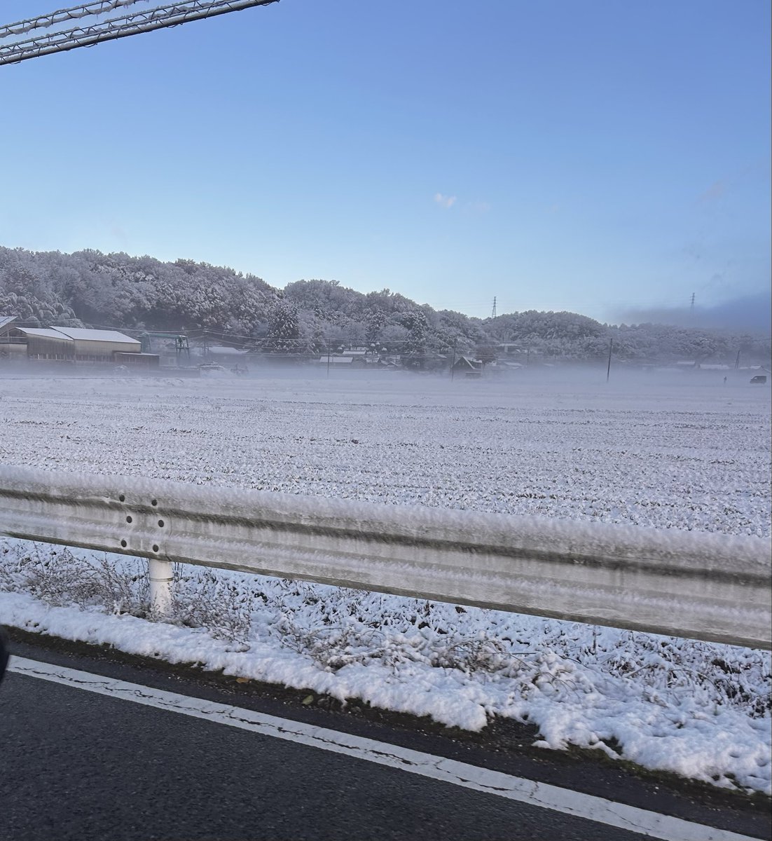 :(´◦ω◦｀):ｻ､ｻﾑｲ……1℃

 #名古屋からちょっと北に行くと急に白景色に