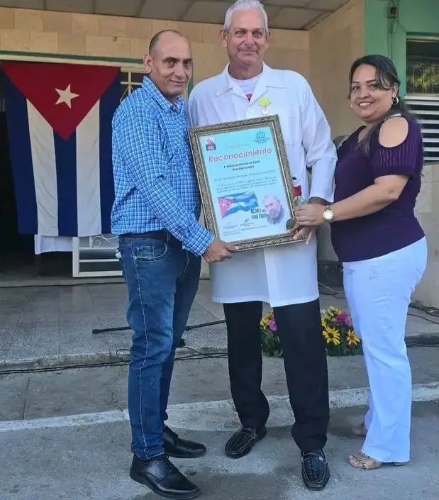 CubaGuerrillera's tweet image. 🇨🇺🌵🇨🇺#PoderPopular 
La dirección del Partido y el Gobierno en el municipio #LasTunas hizo entrega de un reconocimiento a la dirección general de salud en el territorio.
!Muchas Felicidades!
@misleydisgo
@ViceEconYani
@AnierArnedoS