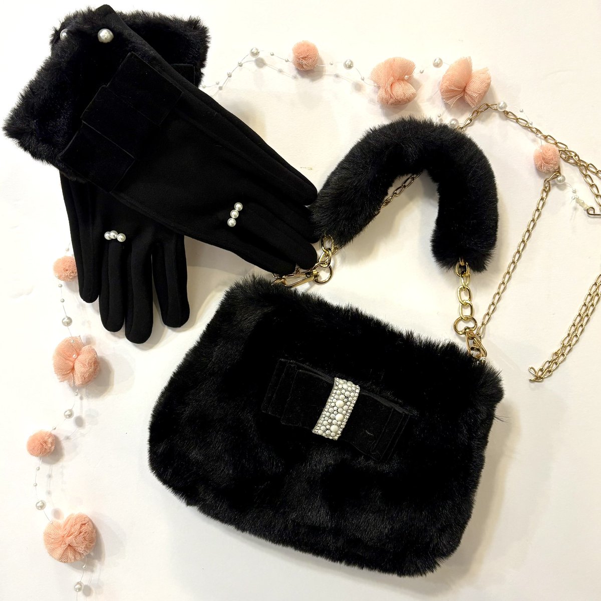 bon3marche's tweet photo. #ファーバッグ #クリスマス #プレセント 

身に着けるだけでワクワク♪うきうき♪の
ファーバッグと手袋
　
プレゼントにはもちろん。
ご自分へのギフトとしても。

こちらもSALEプライス

バッグ　2900yen→2610yen 
手袋　　2600yen→2340yen 

お気軽にお問い合わせくださいませ♪ https://t.co/wqEIQzaZeN