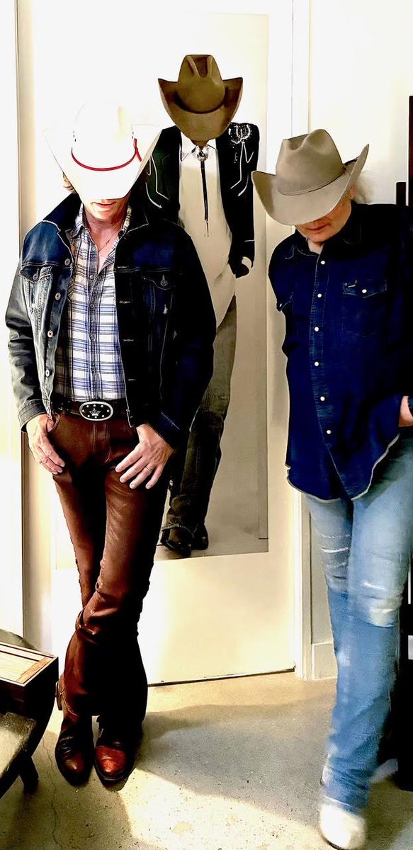 DwightYoakam's tweet image. Dwight and Rex Smith return for Part 2 of their chat on The Bakersfield Beat on @SIRIUSXM (ch. 349) tonight! at 8pm PT / 11pm ET.

– D Team

#dwightyoakam #rexsmith #greaterbakersfield #bakersfieldbeat