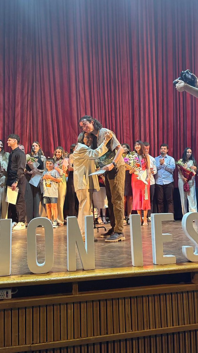 Reconocemos a los mejores promedios de la promoción 2025.
Entre aplausos, sus familiares acompañan con un gran abrazo de celebración y reconocimiento.🏅 #ColaciónIES2025