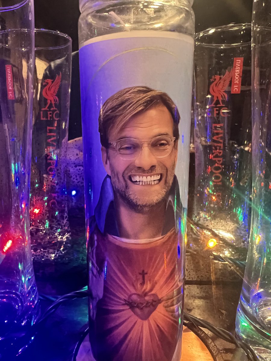 Returning - if nowhere else - at least to my Xmas bar decorations…