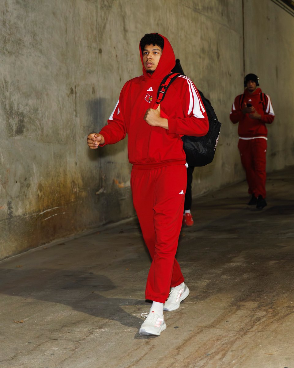 LouisvilleMBB's tweet image. Cards Are Here 

#GoCards