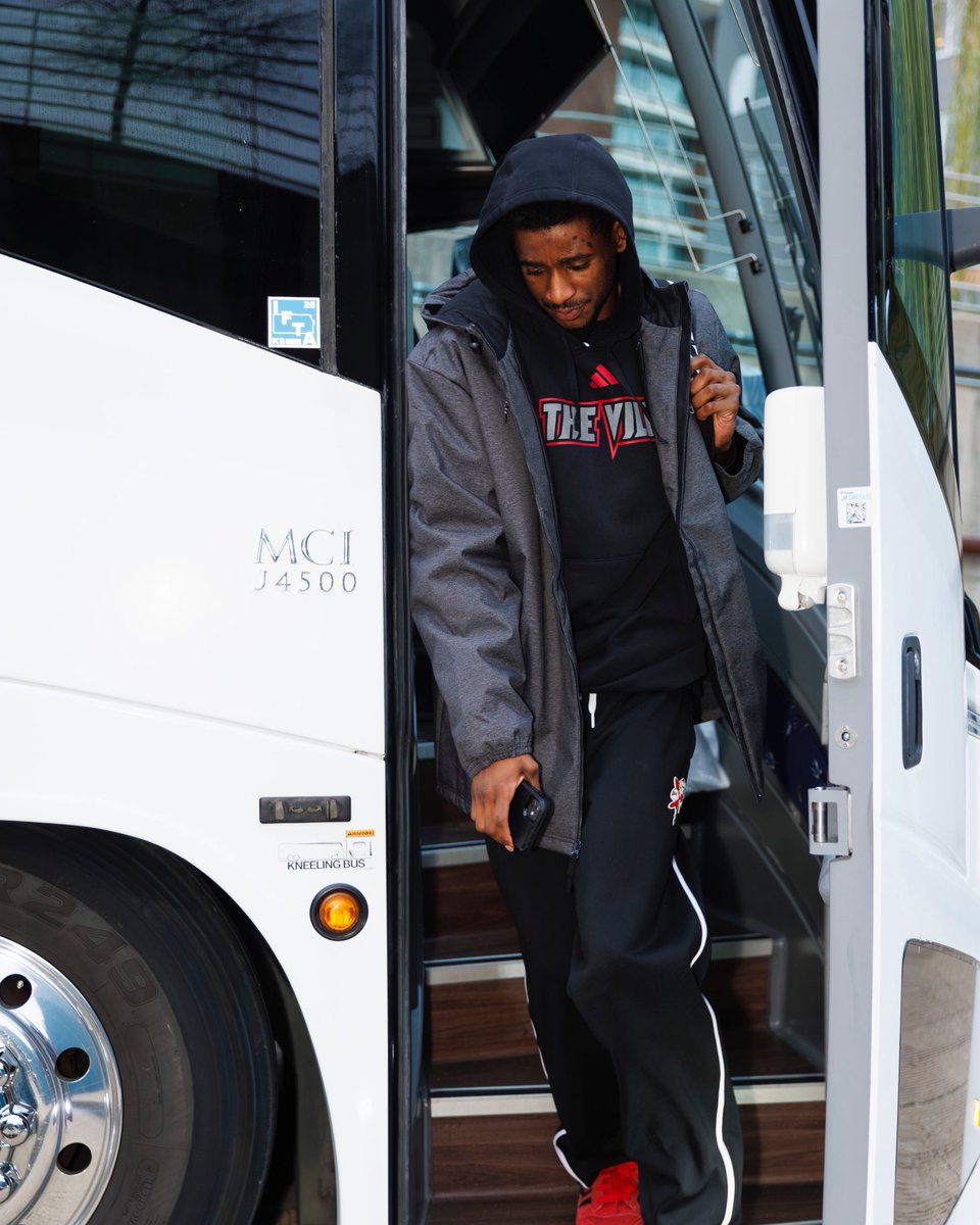 LouisvilleMBB's tweet image. Cards Are Here 

#GoCards