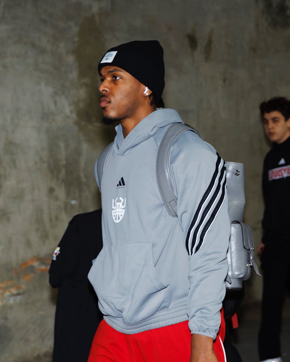 LouisvilleMBB's tweet image. Cards Are Here 

#GoCards